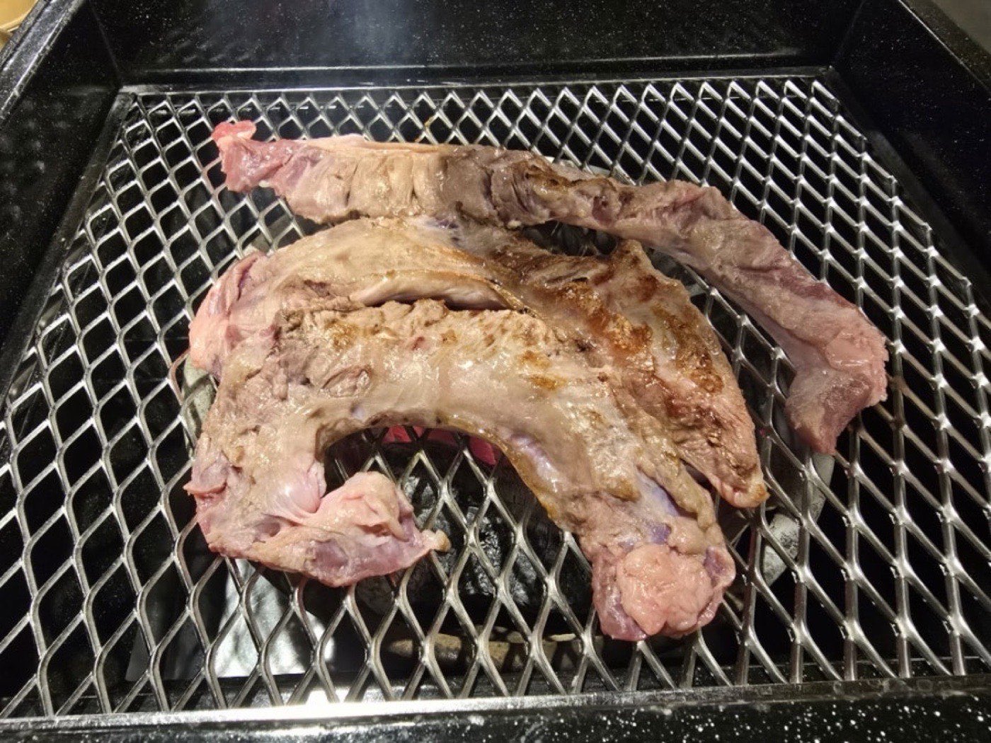 통갈매기살을 띠 모양 그대로 불판에 올려 겉면을 익히는 모습