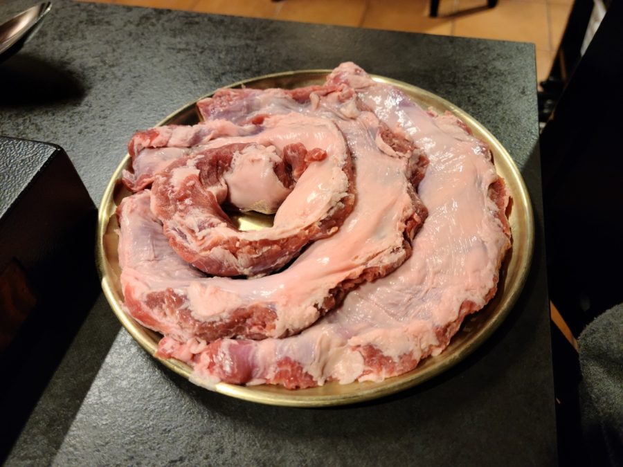 금색 접시에 둥글게 말려 나온 통갈매기살 한 접시