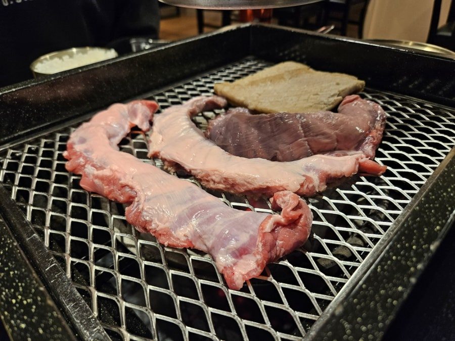 화로 위에 통으로 올린 통갈매기살과 돼지껍데기