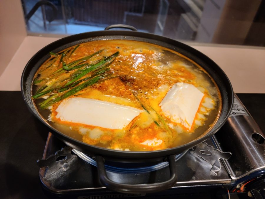 버너 위에서 끓고 있는 얼큰 꽃게 순두부전골