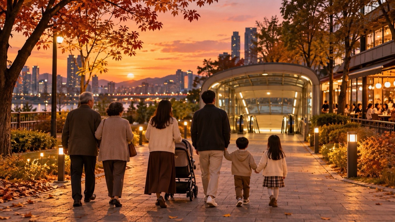 공원 나들이를 마친 가족이 유모차와 함께 저녁 거리로 걸어가는 뒷모습 이미지