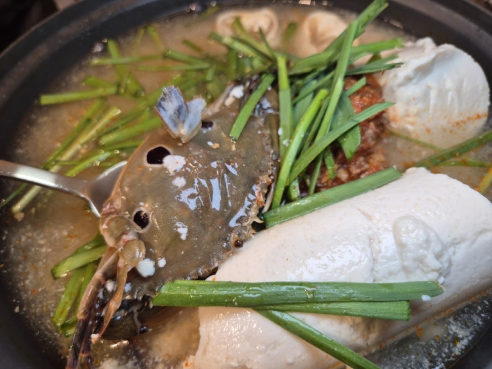 얼큰 꽃게 순두부전골, 끓이기 전 순두부와 꽃게가 들어 있는 모습