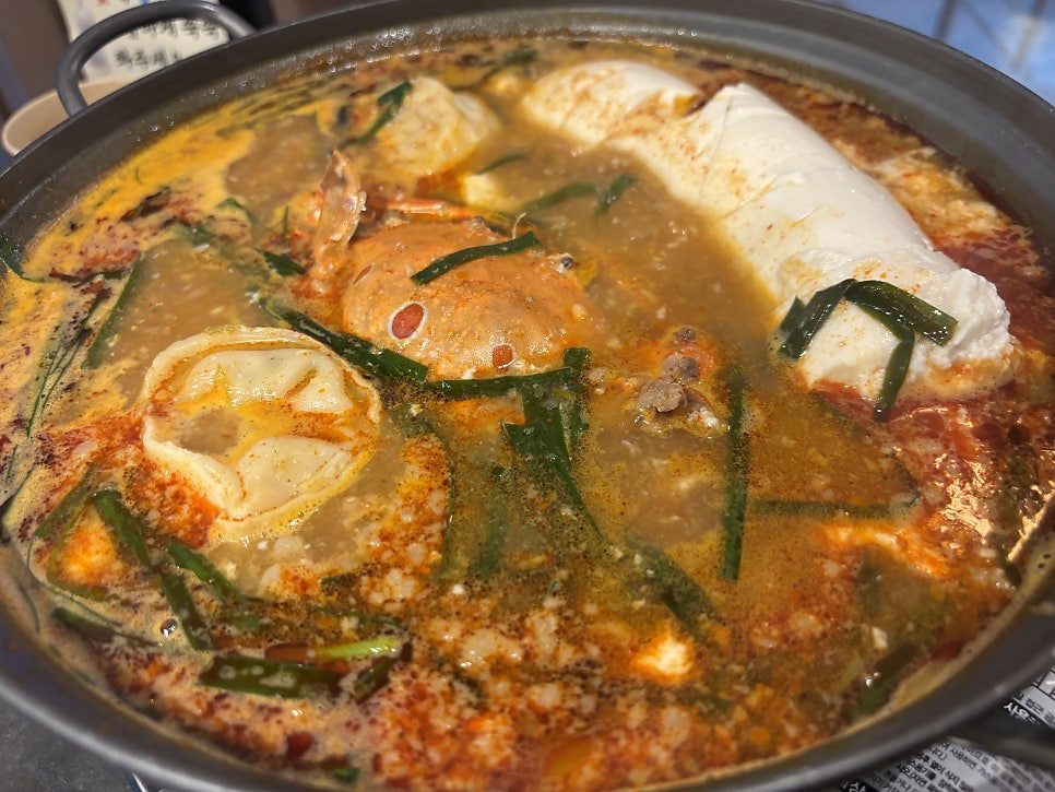 테이블 버너에서 끓는 얼큰 꽃게 순두부전골