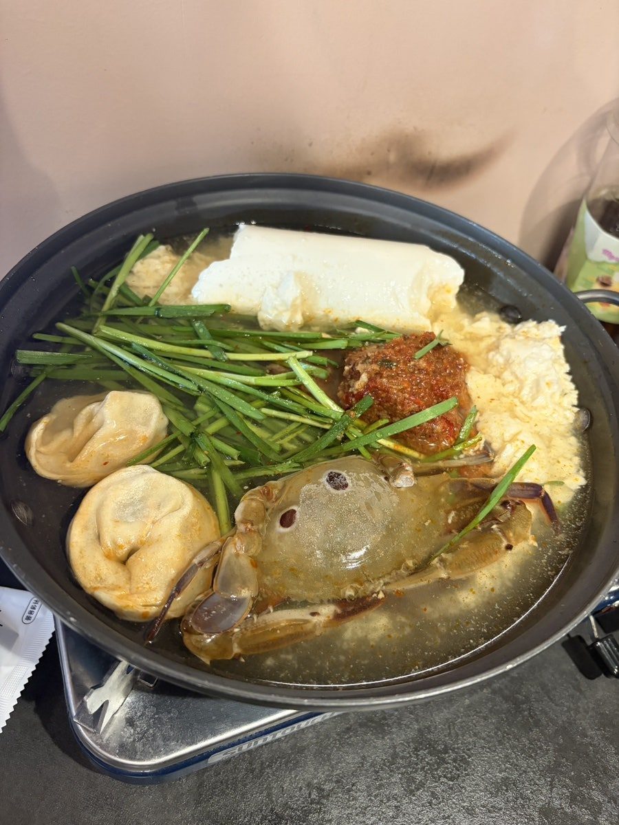 고기석 건대본점 얼큰 꽃게 순두부전골, 꽃게와 만두·두부·부추