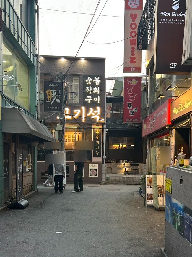 골목 입구에서 보이는 고기석 간판