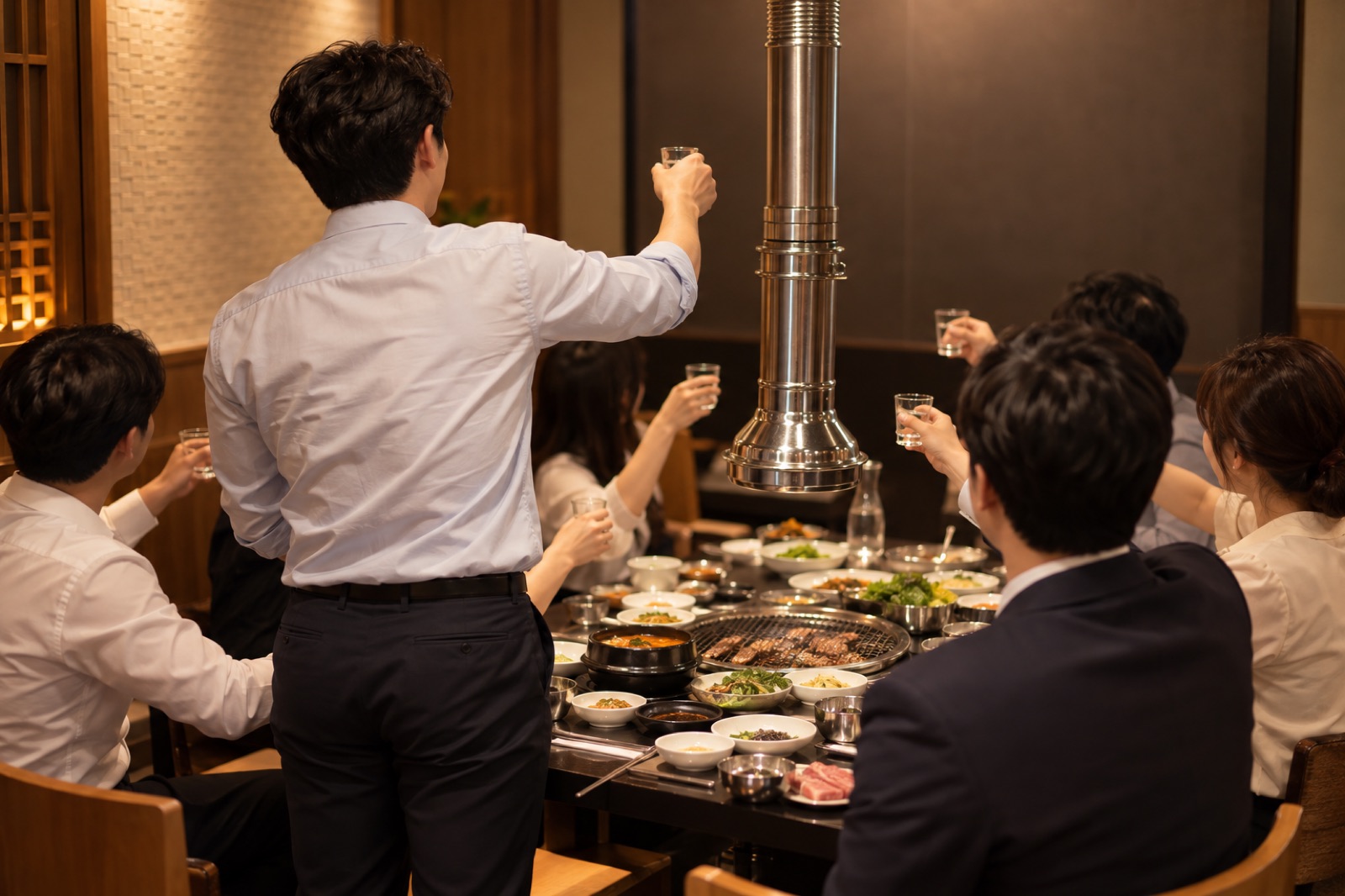 회식 자리에서 한 사람이 일어나 잔을 들고 건배를 제의하는 장면 일러스트