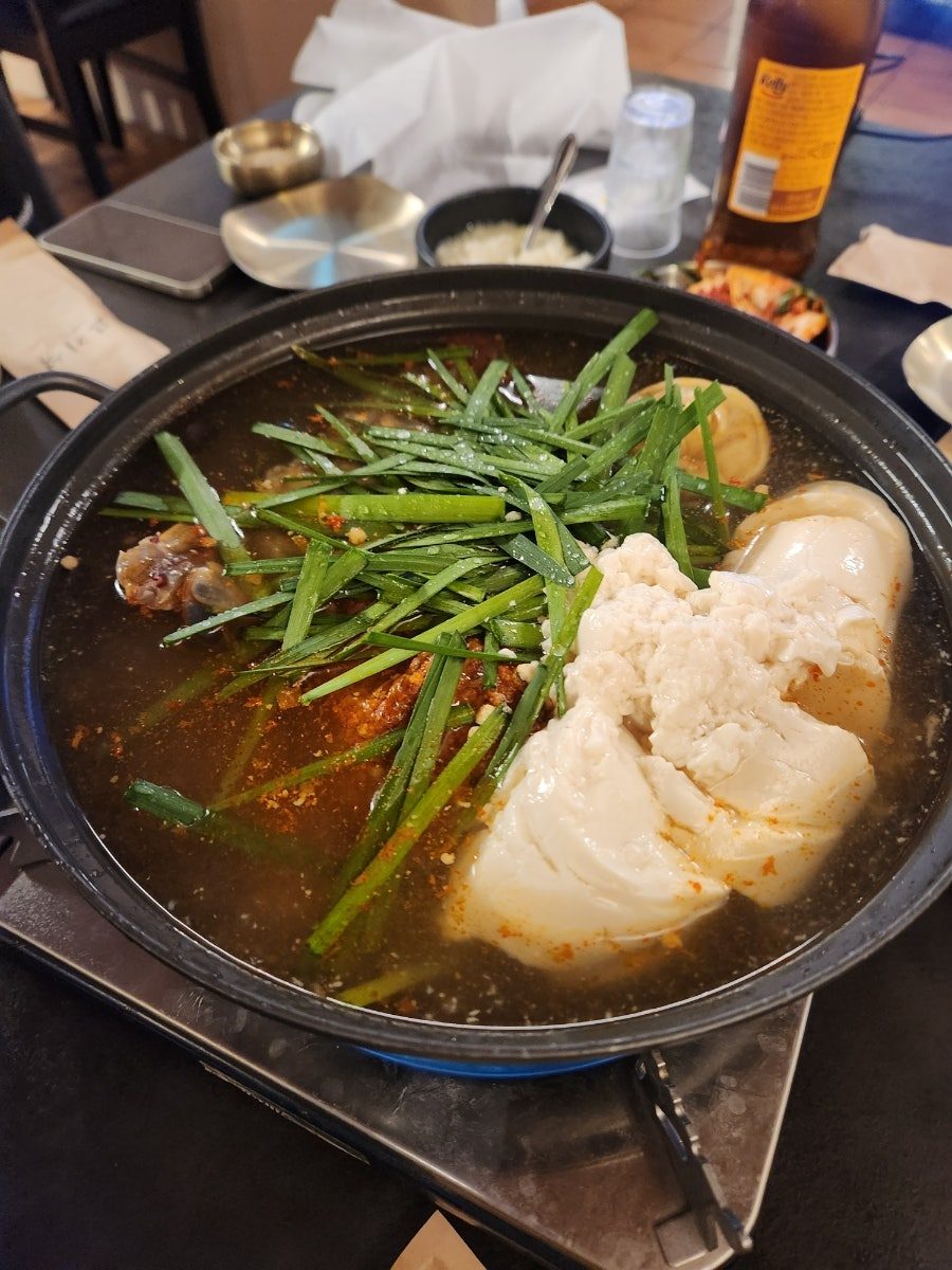얼큰 꽃게 순두부전골, 부추와 순두부가 올라간 냄비