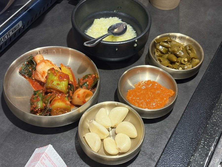 고기석 건대본점 기본 반찬, 파김치와 고추장아찌, 마늘, 다진 양파 소스