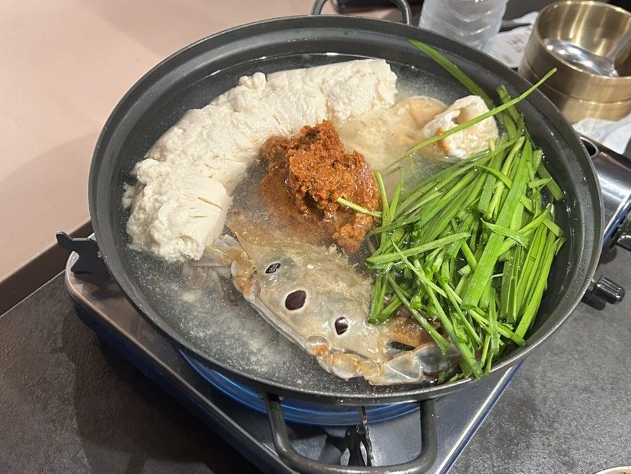 버너 위에서 끓기 시작한 꽃게 순두부전골