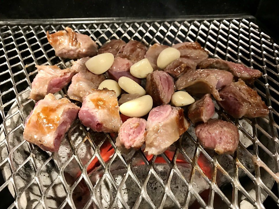 화로 위에서 마늘과 함께 익고 있는 통갈매기살