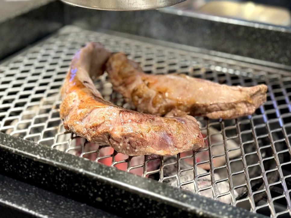 통갈매기살을 통으로 화로에 올린 모습